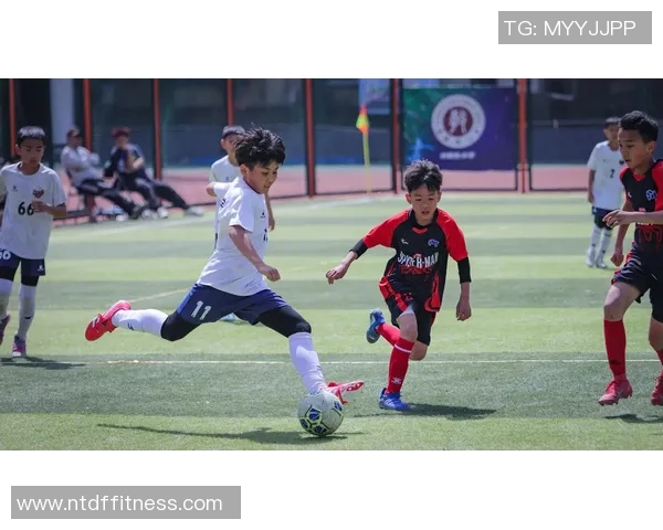 足球明星训练日常精彩瞬间分享展现他们的拼搏精神与努力付出